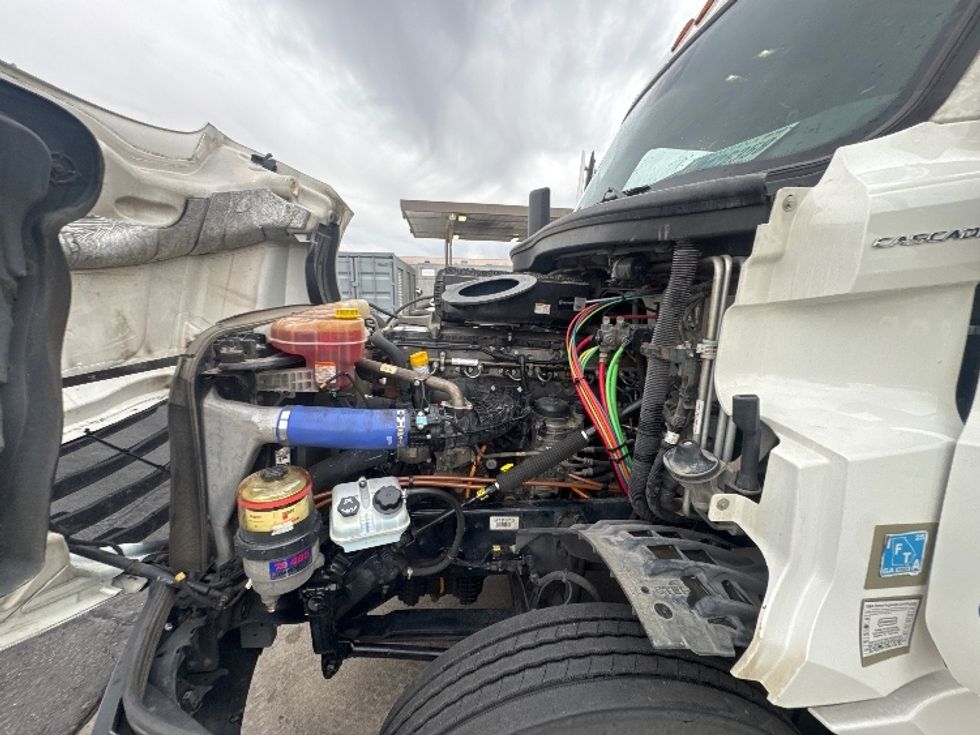 Sleeper Tractor-Heavy Duty Tractors-Freightliner-2022-T12664ST-Concord-CA-512,398\n\t\tmiles-$ 74,500 - Image 21