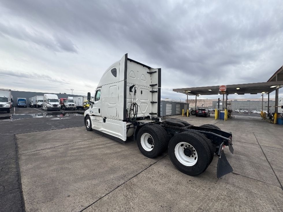 Sleeper Tractor-Heavy Duty Tractors-Freightliner-2022-T12664ST-Concord-CA-512,398\n\t\tmiles-$ 74,500 - Image 5