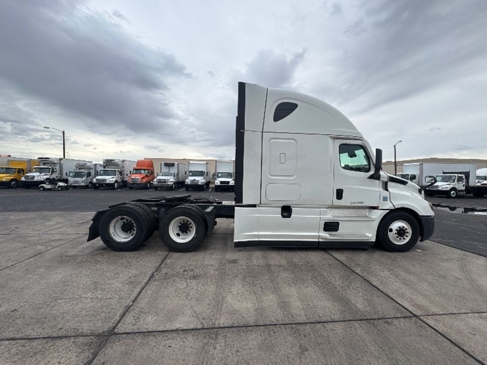 Sleeper Tractor-Heavy Duty Tractors-Freightliner-2022-T12664ST-Concord-CA-512,398\n\t\tmiles-$ 74,500 - Image 8