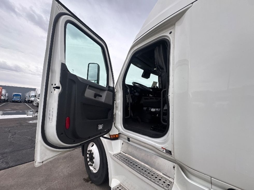 Sleeper Tractor-Heavy Duty Tractors-Freightliner-2022-T12664ST-Concord-CA-512,398\n\t\tmiles-$ 74,500 - Image 9