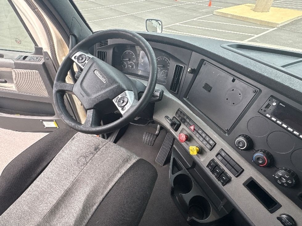Sleeper Tractor-Heavy Duty Tractors-Freightliner-2022-T12664ST-Concord-NC-311,010\n\t\tmiles-$ 89,250 - Image 11