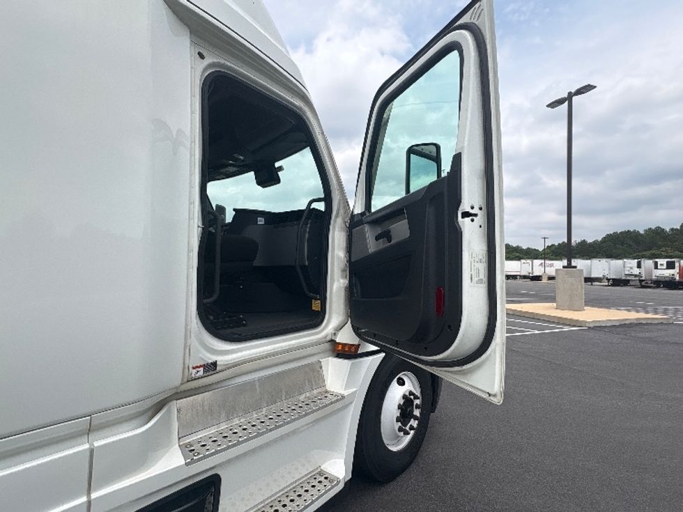 Sleeper Tractor-Heavy Duty Tractors-Freightliner-2022-T12664ST-Concord-NC-311,010\n\t\tmiles-$ 89,250 - Image 13