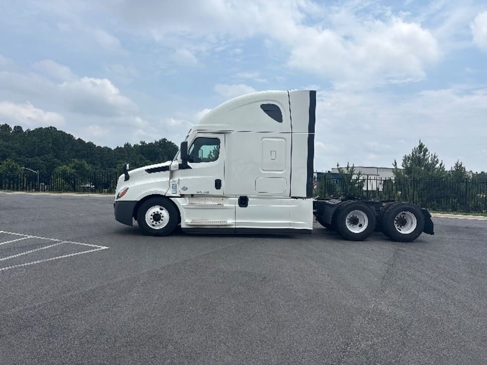 Sleeper Tractor-Heavy Duty Tractors-Freightliner-2022-T12664ST-Concord-NC-311,010\n\t\tmiles-$ 89,250 - Image 4