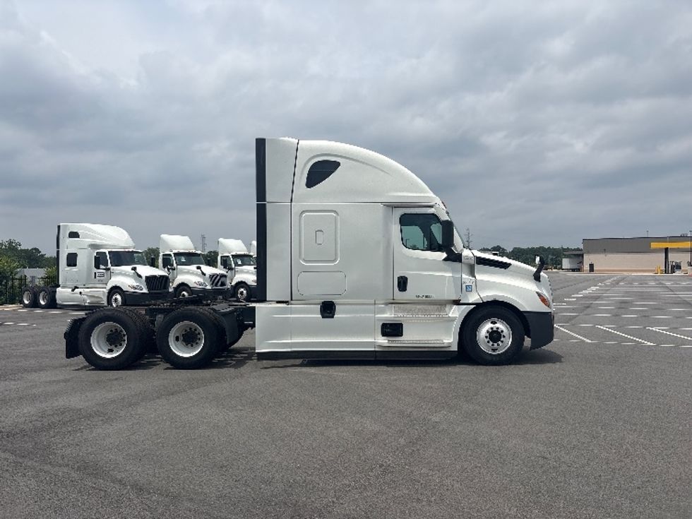 Sleeper Tractor-Heavy Duty Tractors-Freightliner-2022-T12664ST-Concord-NC-311,010\n\t\tmiles-$ 89,250 - Image 8