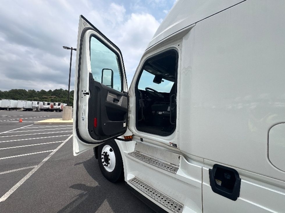 Sleeper Tractor-Heavy Duty Tractors-Freightliner-2022-T12664ST-Concord-NC-311,010\n\t\tmiles-$ 89,250 - Image 9