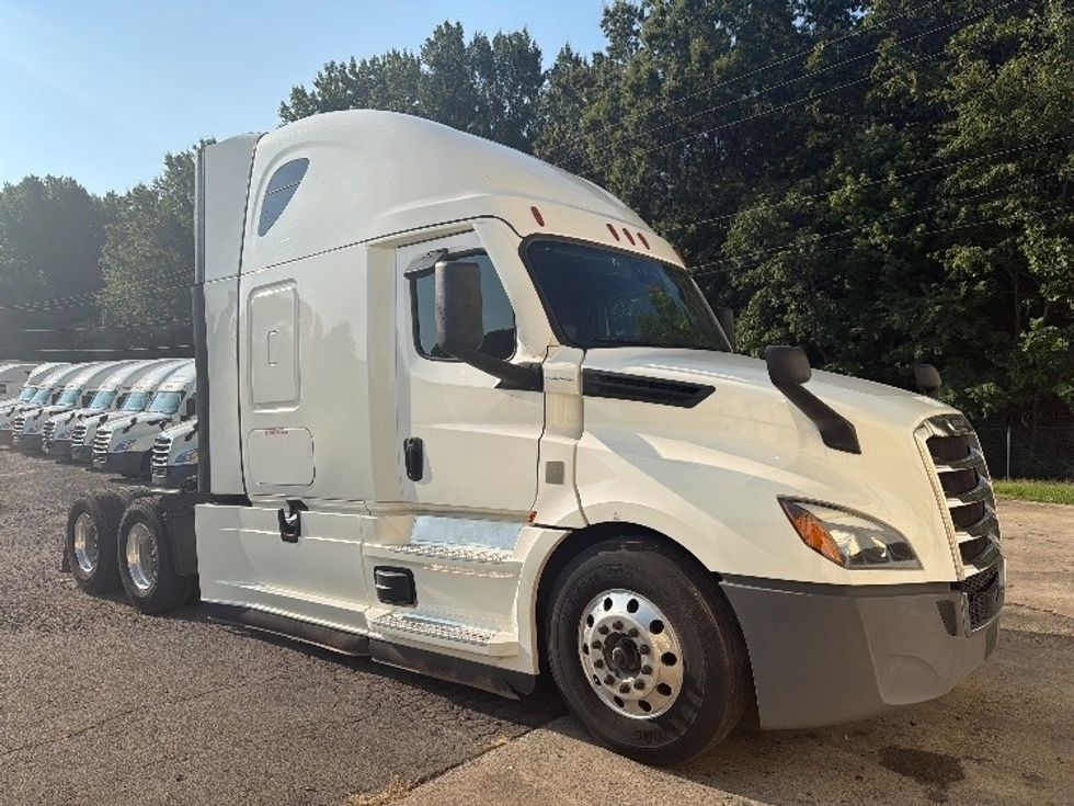 Sleeper Tractor-Heavy Duty Tractors-Freightliner-2022-T12664ST-Concord-NC-416,990\n\t\tmiles-$ 88,250 - Image 1
