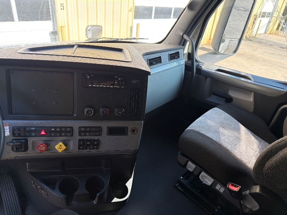 Sleeper Tractor-Heavy Duty Tractors-Freightliner-2022-T12664ST-Concord-NC-416,990\n\t\tmiles-$ 88,250 - Image 11