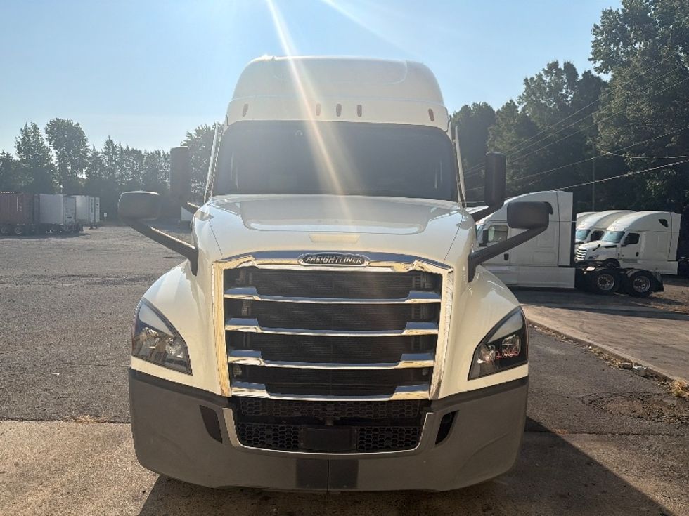 Sleeper Tractor-Heavy Duty Tractors-Freightliner-2022-T12664ST-Concord-NC-416,990\n\t\tmiles-$ 88,250 - Image 2