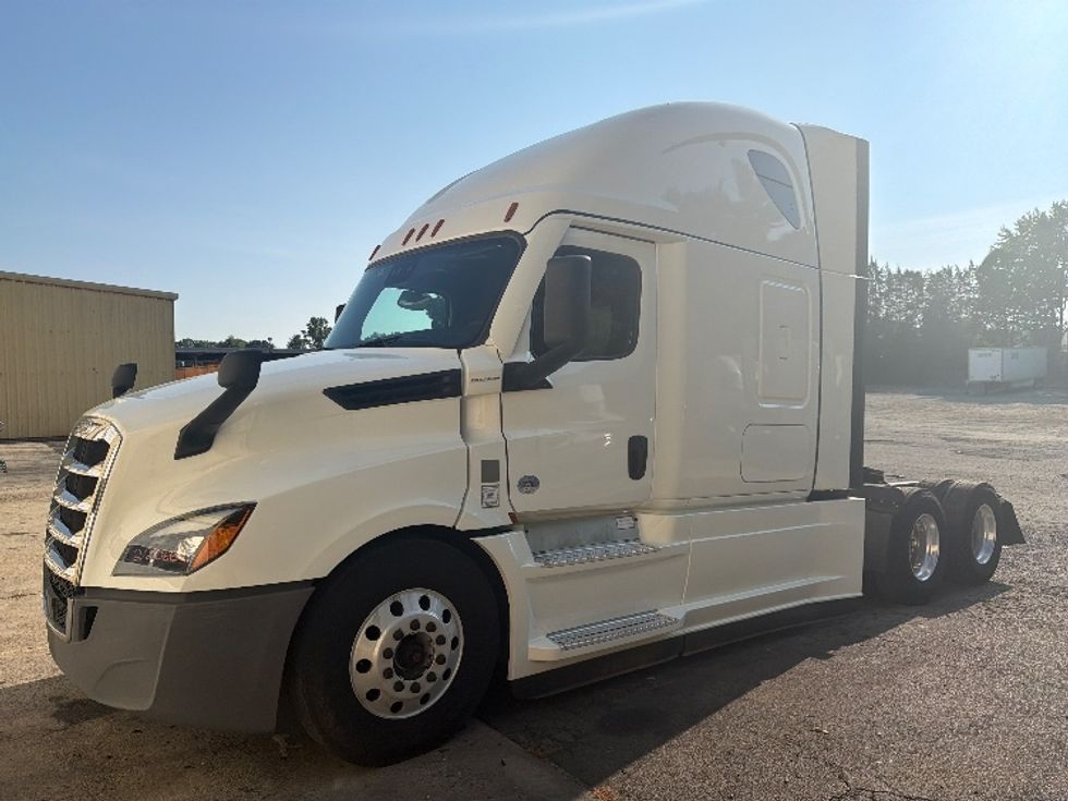 Sleeper Tractor-Heavy Duty Tractors-Freightliner-2022-T12664ST-Concord-NC-416,990\n\t\tmiles-$ 88,250 - Image 3