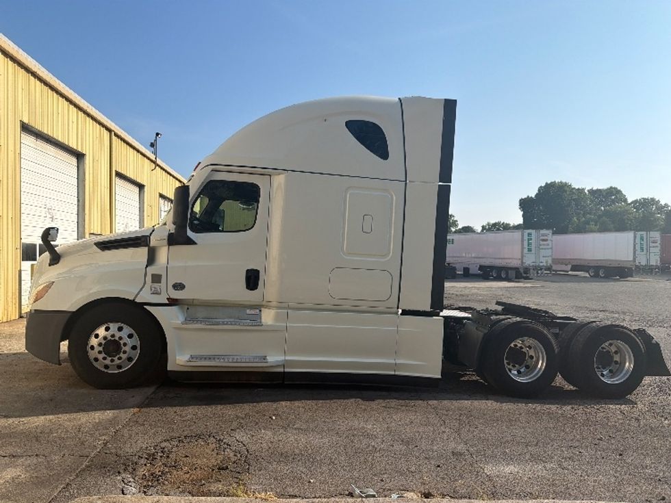 Sleeper Tractor-Heavy Duty Tractors-Freightliner-2022-T12664ST-Concord-NC-416,990\n\t\tmiles-$ 88,250 - Image 4
