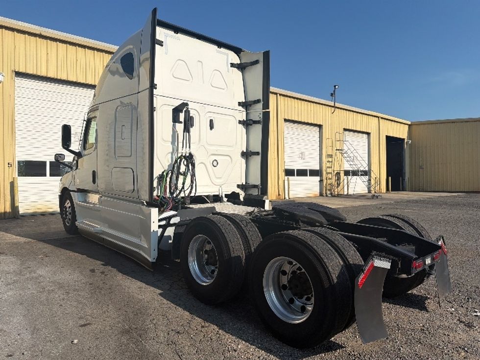 Sleeper Tractor-Heavy Duty Tractors-Freightliner-2022-T12664ST-Concord-NC-416,990\n\t\tmiles-$ 88,250 - Image 5