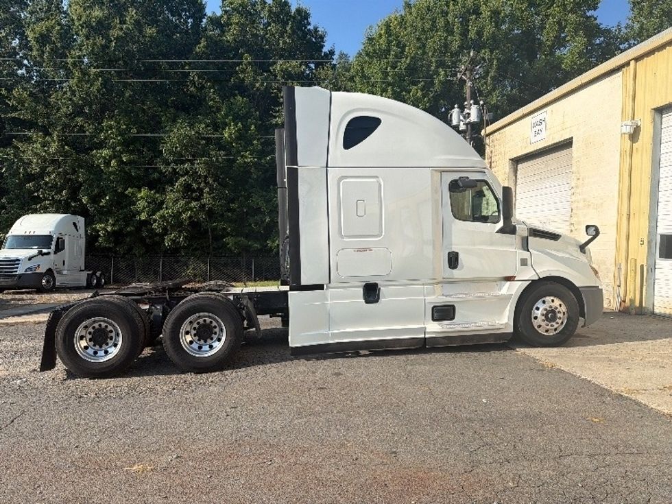 Sleeper Tractor-Heavy Duty Tractors-Freightliner-2022-T12664ST-Concord-NC-416,990\n\t\tmiles-$ 88,250 - Image 7