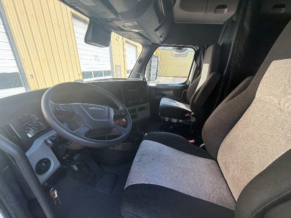 Sleeper Tractor-Heavy Duty Tractors-Freightliner-2022-T12664ST-Concord-NC-416,990\n\t\tmiles-$ 88,250 - Image 9