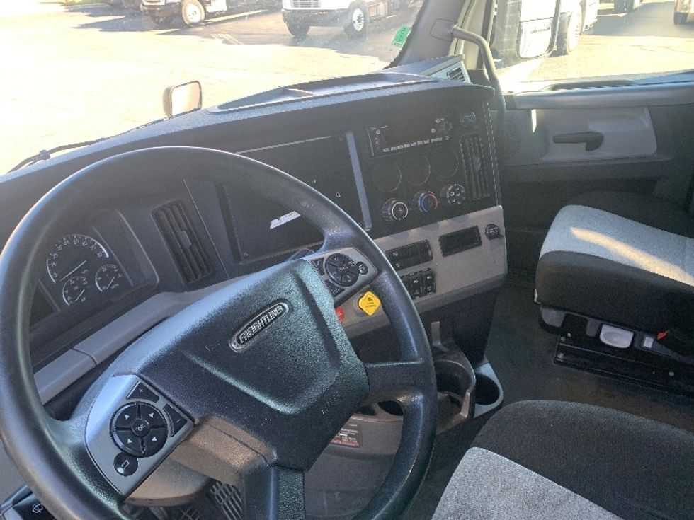 Sleeper Tractor-Heavy Duty Tractors-Freightliner-2022-T12664ST-Concord-NC-487,314\n\t\tmiles-$ 68,000 - Image 10