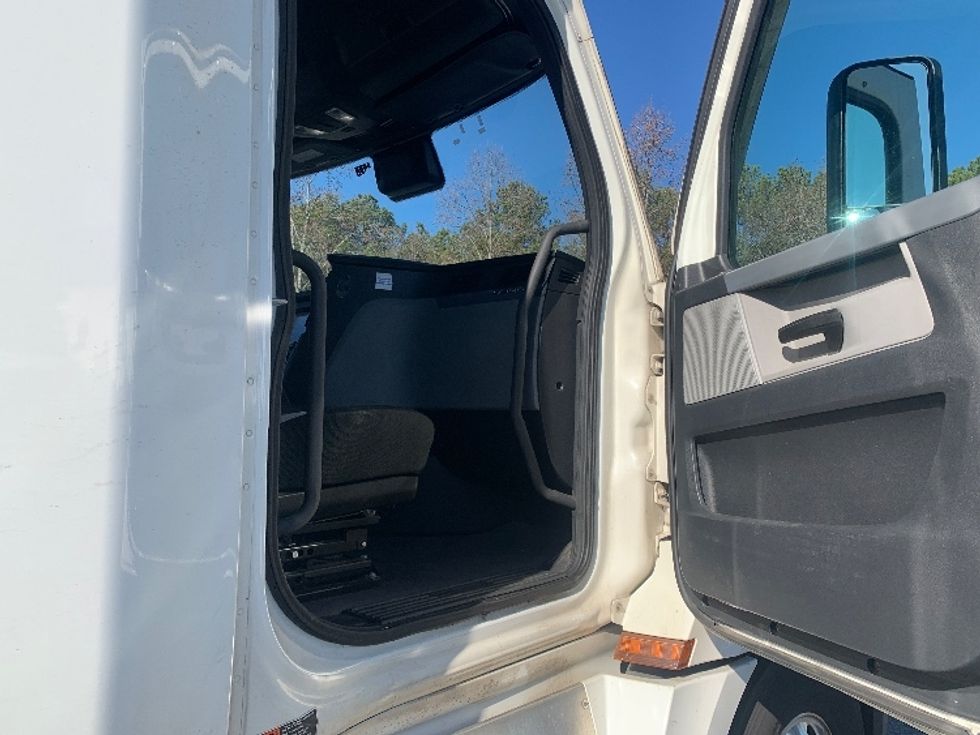 Sleeper Tractor-Heavy Duty Tractors-Freightliner-2022-T12664ST-Concord-NC-487,314\n\t\tmiles-$ 68,000 - Image 13