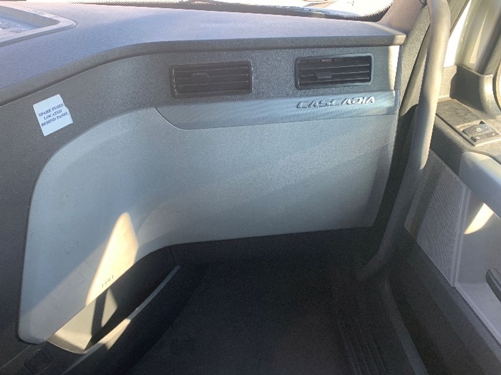 Sleeper Tractor-Heavy Duty Tractors-Freightliner-2022-T12664ST-Concord-NC-487,314\n\t\tmiles-$ 68,000 - Image 14