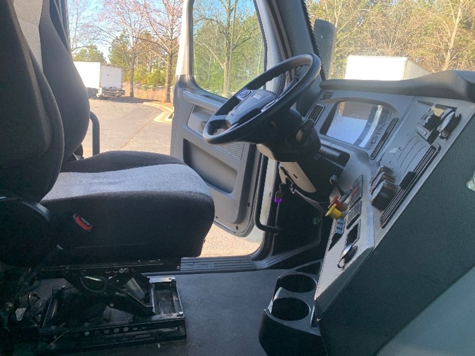 Sleeper Tractor-Heavy Duty Tractors-Freightliner-2022-T12664ST-Concord-NC-487,314\n\t\tmiles-$ 68,000 - Image 15