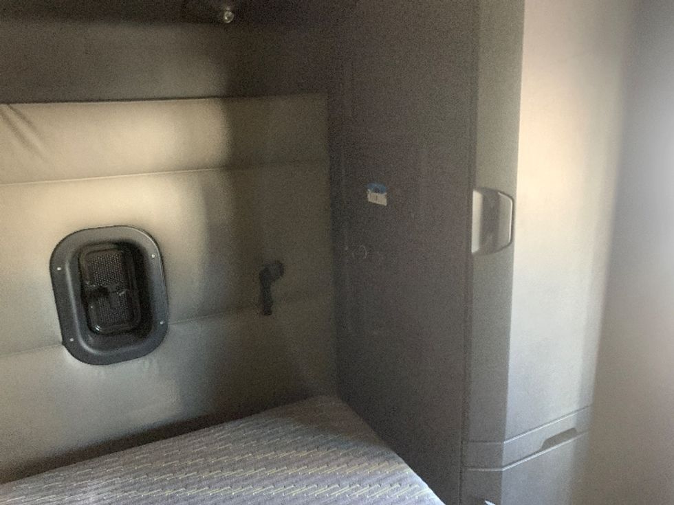 Sleeper Tractor-Heavy Duty Tractors-Freightliner-2022-T12664ST-Concord-NC-487,314\n\t\tmiles-$ 68,000 - Image 18