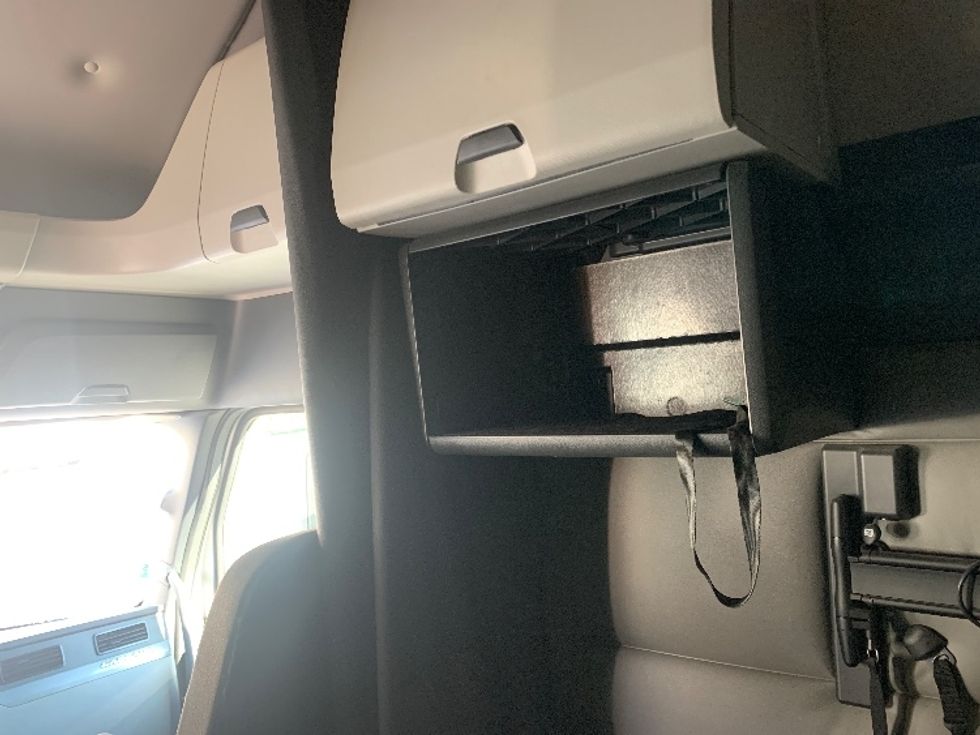 Sleeper Tractor-Heavy Duty Tractors-Freightliner-2022-T12664ST-Concord-NC-487,314\n\t\tmiles-$ 68,000 - Image 19