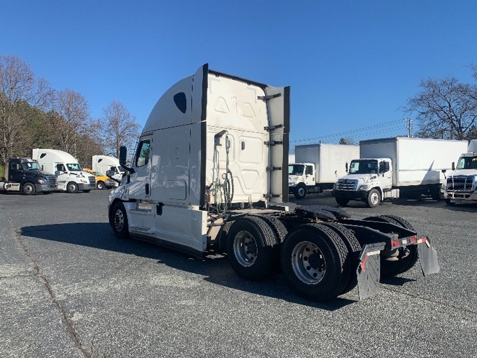 Sleeper Tractor-Heavy Duty Tractors-Freightliner-2022-T12664ST-Concord-NC-487,314\n\t\tmiles-$ 68,000 - Image 5
