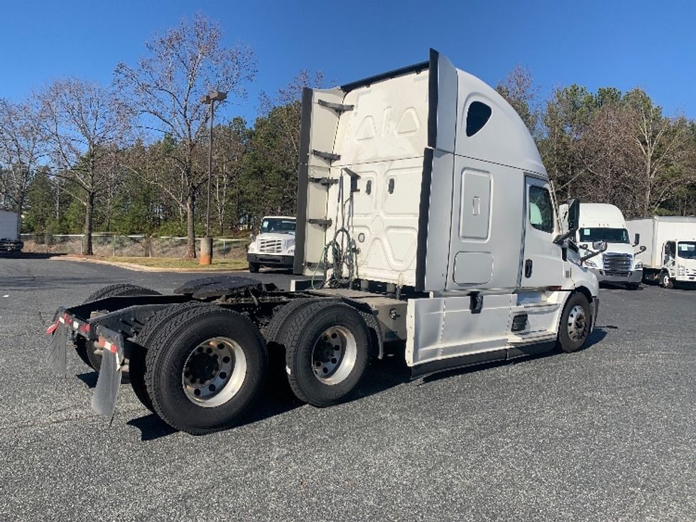 Sleeper Tractor-Heavy Duty Tractors-Freightliner-2022-T12664ST-Concord-NC-487,314\n\t\tmiles-$ 68,000 - Image 7