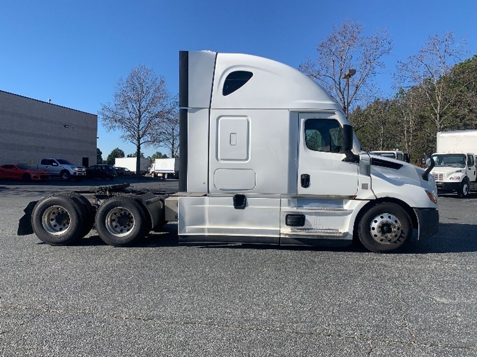 Sleeper Tractor-Heavy Duty Tractors-Freightliner-2022-T12664ST-Concord-NC-487,314\n\t\tmiles-$ 68,000 - Image 8