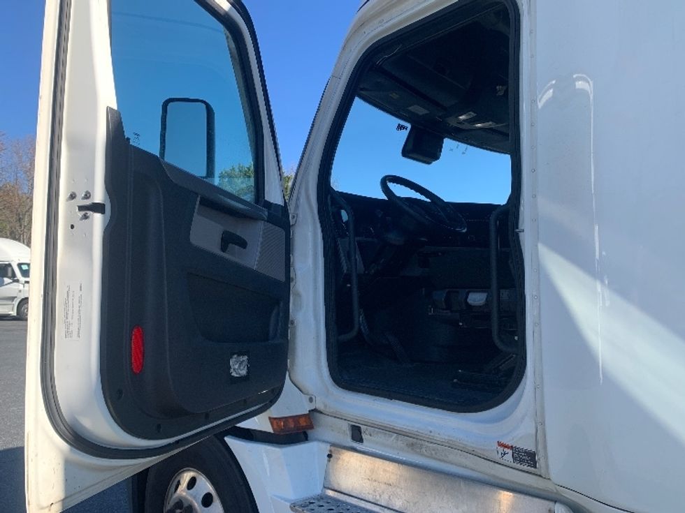 Sleeper Tractor-Heavy Duty Tractors-Freightliner-2022-T12664ST-Concord-NC-487,314\n\t\tmiles-$ 68,000 - Image 9