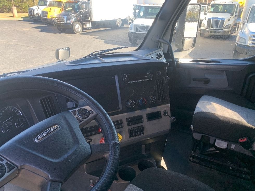 Sleeper Tractor-Heavy Duty Tractors-Freightliner-2022-T12664ST-Concord-NC-490,896\n\t\tmiles-$ 67,750 - Image 10