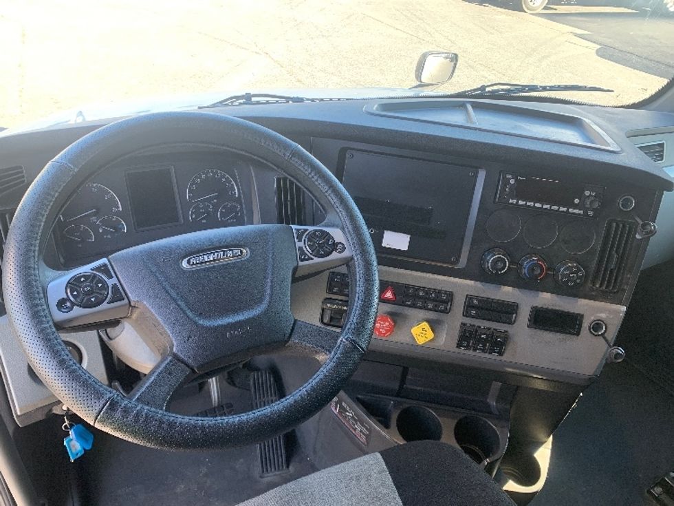 Sleeper Tractor-Heavy Duty Tractors-Freightliner-2022-T12664ST-Concord-NC-490,896\n\t\tmiles-$ 67,750 - Image 11
