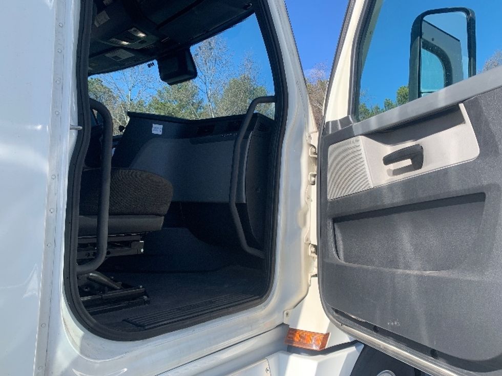 Sleeper Tractor-Heavy Duty Tractors-Freightliner-2022-T12664ST-Concord-NC-490,896\n\t\tmiles-$ 67,750 - Image 13