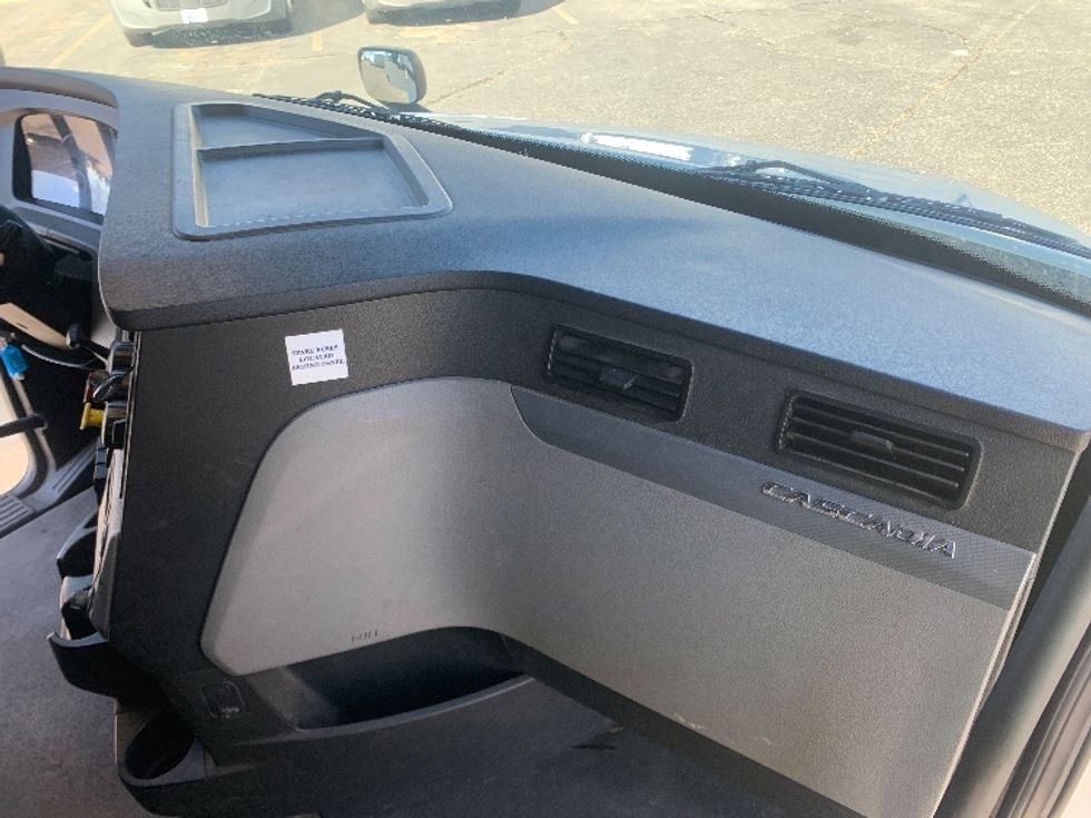 Sleeper Tractor-Heavy Duty Tractors-Freightliner-2022-T12664ST-Concord-NC-490,896\n\t\tmiles-$ 67,750 - Image 14