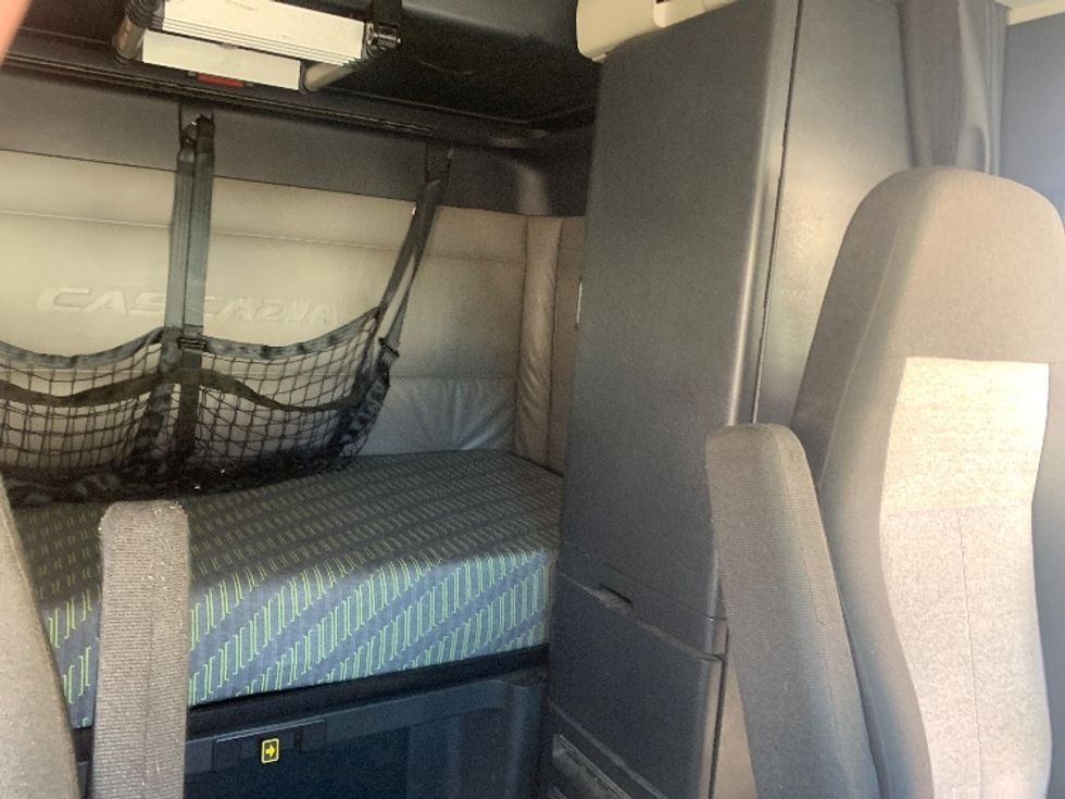 Sleeper Tractor-Heavy Duty Tractors-Freightliner-2022-T12664ST-Concord-NC-490,896\n\t\tmiles-$ 67,750 - Image 16