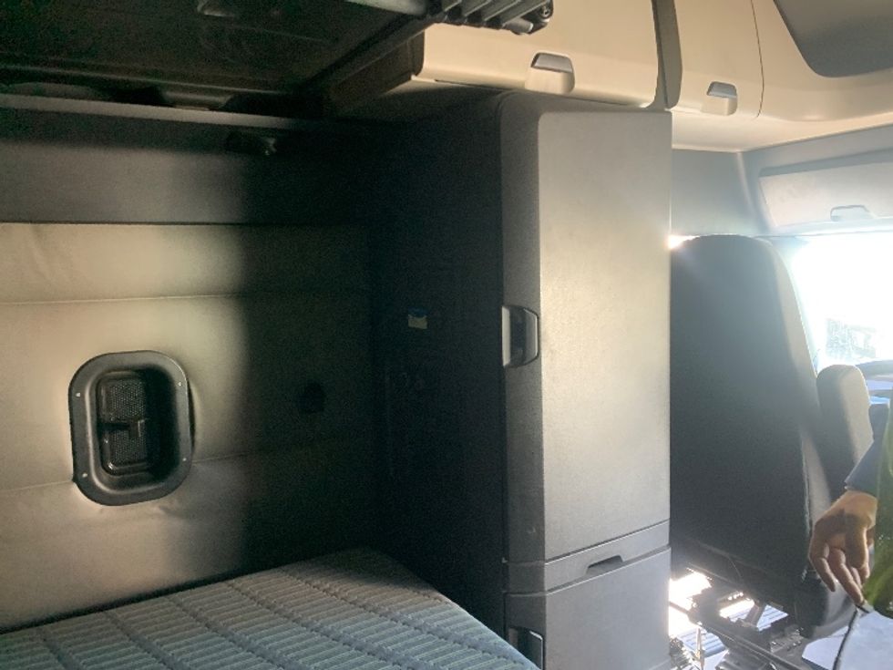 Sleeper Tractor-Heavy Duty Tractors-Freightliner-2022-T12664ST-Concord-NC-490,896\n\t\tmiles-$ 67,750 - Image 18