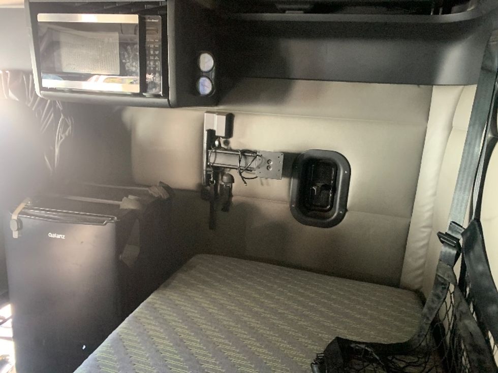 Sleeper Tractor-Heavy Duty Tractors-Freightliner-2022-T12664ST-Concord-NC-490,896\n\t\tmiles-$ 67,750 - Image 19