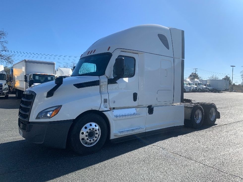 Sleeper Tractor-Heavy Duty Tractors-Freightliner-2022-T12664ST-Concord-NC-490,896\n\t\tmiles-$ 67,750 - Image 3