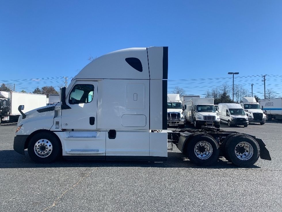 Sleeper Tractor-Heavy Duty Tractors-Freightliner-2022-T12664ST-Concord-NC-490,896\n\t\tmiles-$ 67,750 - Image 4