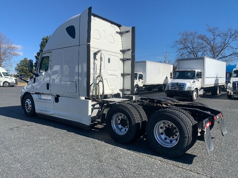 Sleeper Tractor-Heavy Duty Tractors-Freightliner-2022-T12664ST-Concord-NC-490,896\n\t\tmiles-$ 67,750 - Image 5