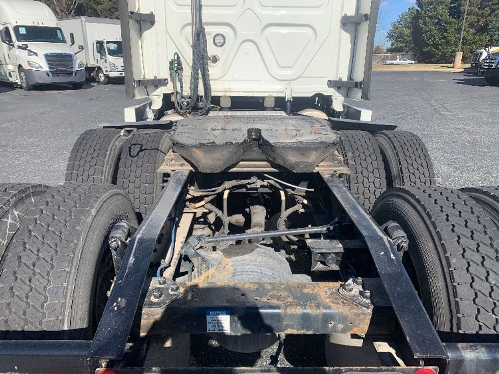 Sleeper Tractor-Heavy Duty Tractors-Freightliner-2022-T12664ST-Concord-NC-490,896\n\t\tmiles-$ 67,750 - Image 6