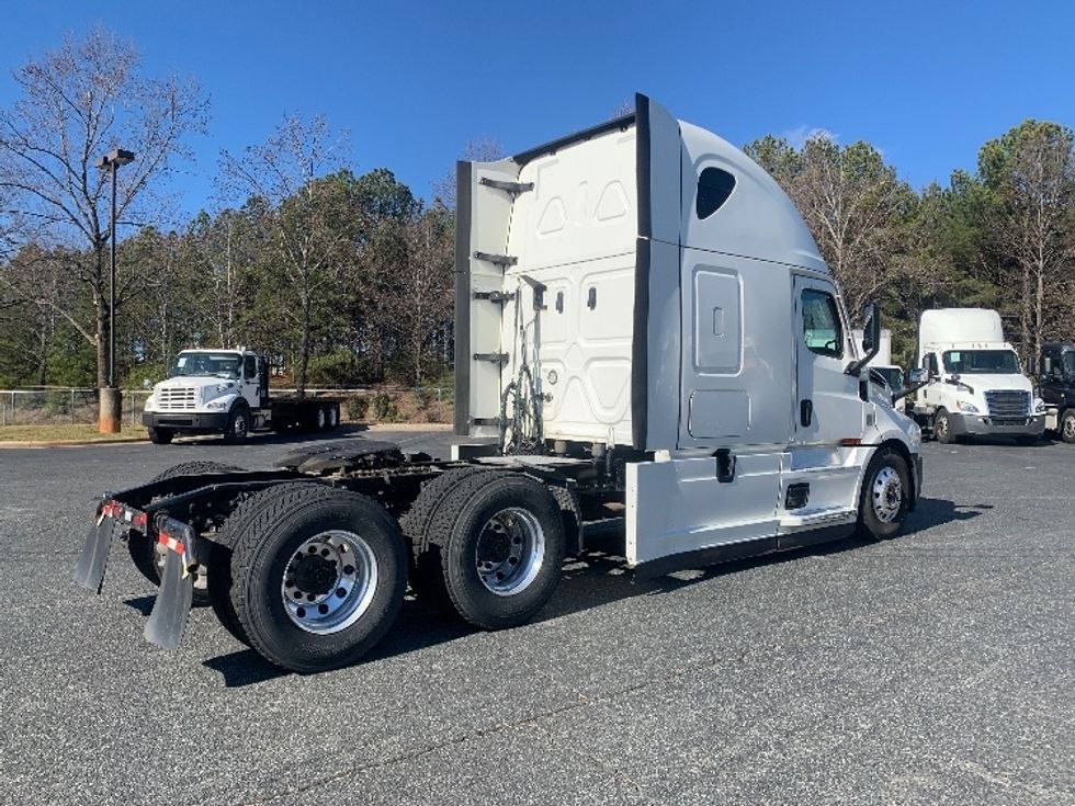 Sleeper Tractor-Heavy Duty Tractors-Freightliner-2022-T12664ST-Concord-NC-490,896\n\t\tmiles-$ 67,750 - Image 7