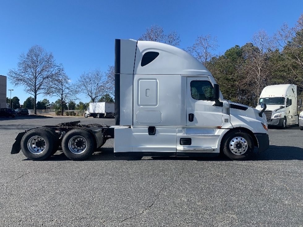 Sleeper Tractor-Heavy Duty Tractors-Freightliner-2022-T12664ST-Concord-NC-490,896\n\t\tmiles-$ 67,750 - Image 8