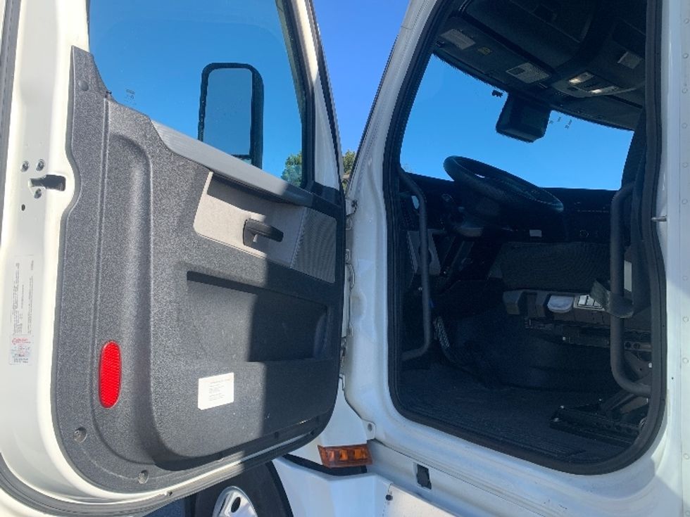 Sleeper Tractor-Heavy Duty Tractors-Freightliner-2022-T12664ST-Concord-NC-490,896\n\t\tmiles-$ 67,750 - Image 9