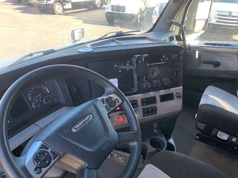 Sleeper Tractor-Heavy Duty Tractors-Freightliner-2022-T12664ST-Concord-NC-518,613\n\t\tmiles-$ 65,000 - Image 10