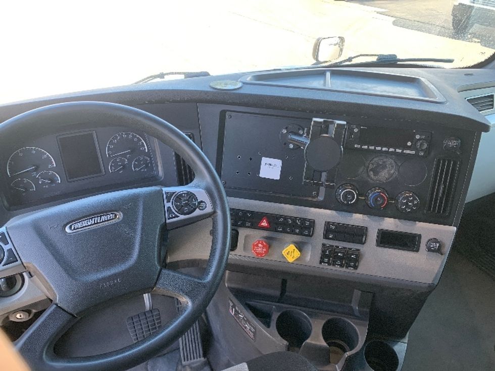 Sleeper Tractor-Heavy Duty Tractors-Freightliner-2022-T12664ST-Concord-NC-518,613\n\t\tmiles-$ 65,000 - Image 11