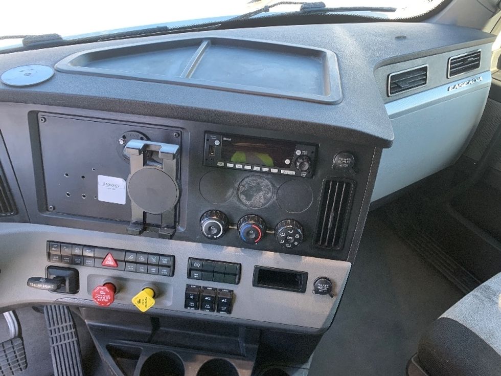 Sleeper Tractor-Heavy Duty Tractors-Freightliner-2022-T12664ST-Concord-NC-518,613\n\t\tmiles-$ 65,000 - Image 12