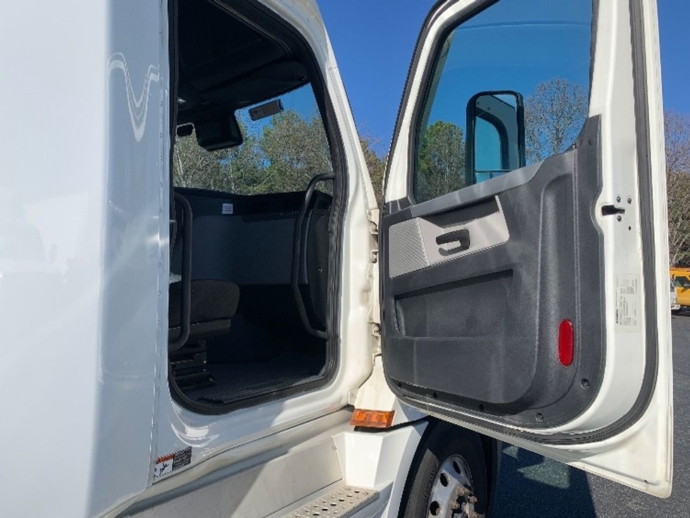 Sleeper Tractor-Heavy Duty Tractors-Freightliner-2022-T12664ST-Concord-NC-518,613\n\t\tmiles-$ 65,000 - Image 13