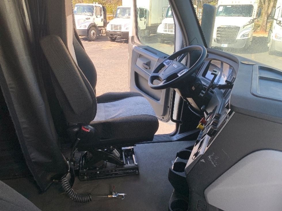 Sleeper Tractor-Heavy Duty Tractors-Freightliner-2022-T12664ST-Concord-NC-518,613\n\t\tmiles-$ 65,000 - Image 15