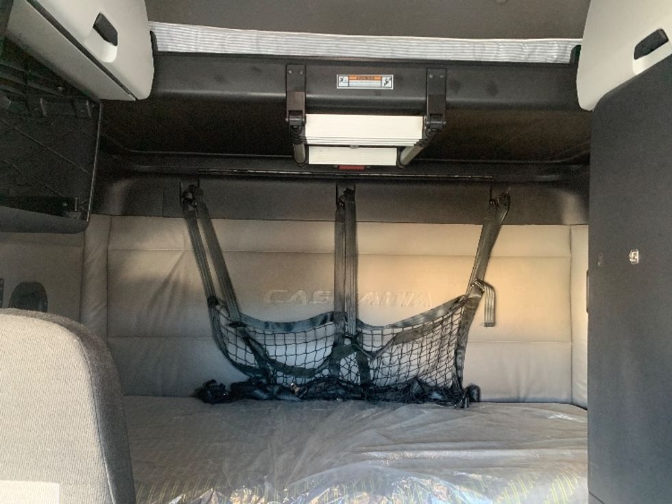 Sleeper Tractor-Heavy Duty Tractors-Freightliner-2022-T12664ST-Concord-NC-518,613\n\t\tmiles-$ 65,000 - Image 16