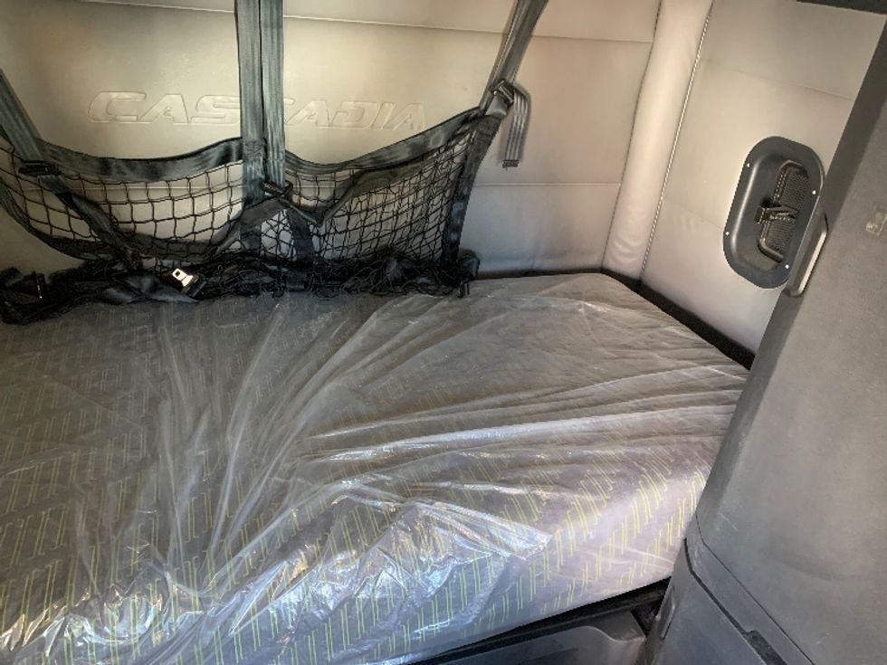 Sleeper Tractor-Heavy Duty Tractors-Freightliner-2022-T12664ST-Concord-NC-518,613\n\t\tmiles-$ 65,000 - Image 17