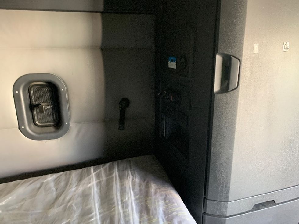 Sleeper Tractor-Heavy Duty Tractors-Freightliner-2022-T12664ST-Concord-NC-518,613\n\t\tmiles-$ 65,000 - Image 18