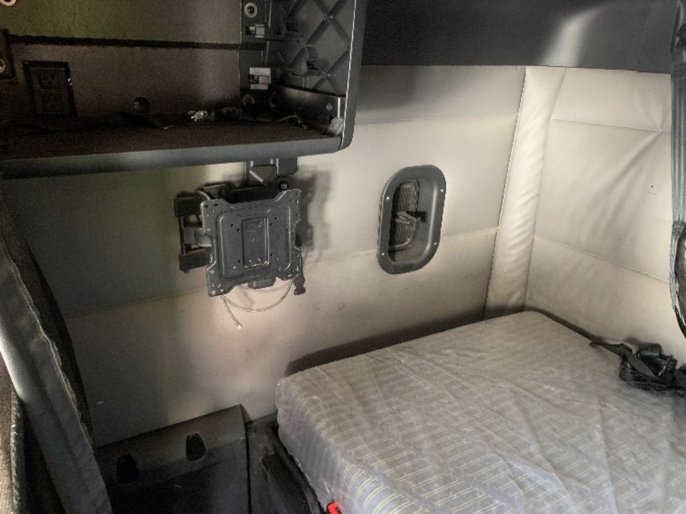 Sleeper Tractor-Heavy Duty Tractors-Freightliner-2022-T12664ST-Concord-NC-518,613\n\t\tmiles-$ 65,000 - Image 19